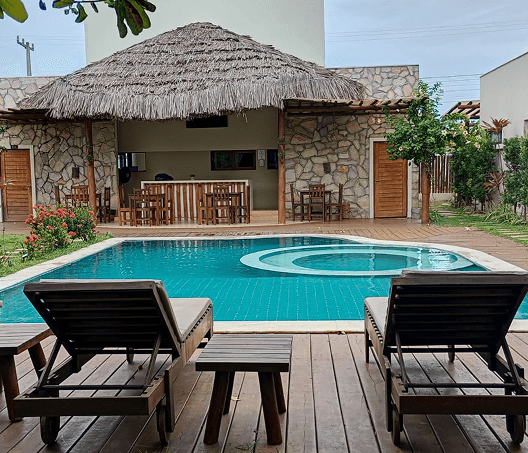 Piscina e bangalô