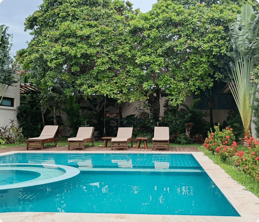 Piscina ampla e espreguiçadeiras